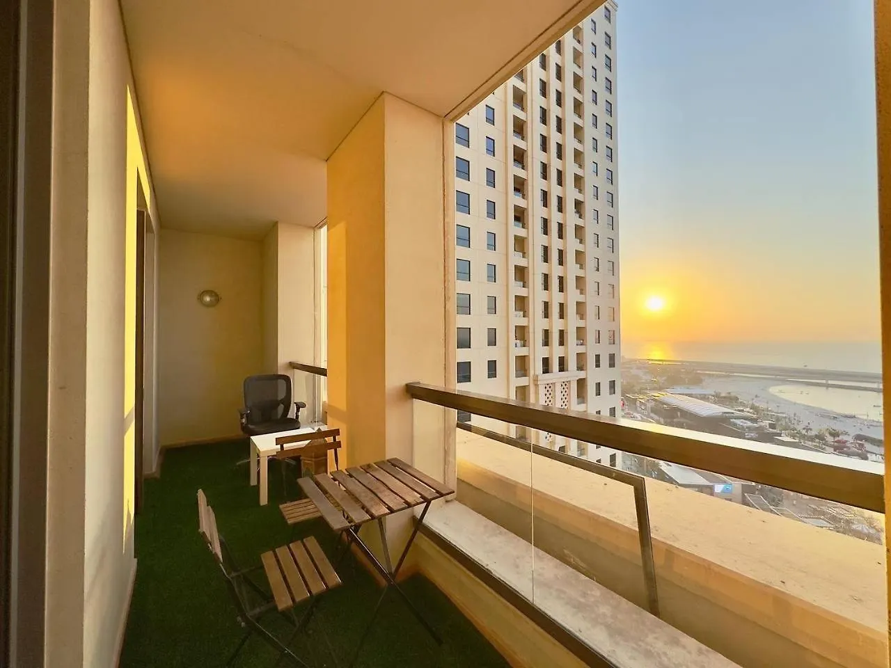 Inn Ar Home Jbr Bed Space Dubai United Arab Emirates